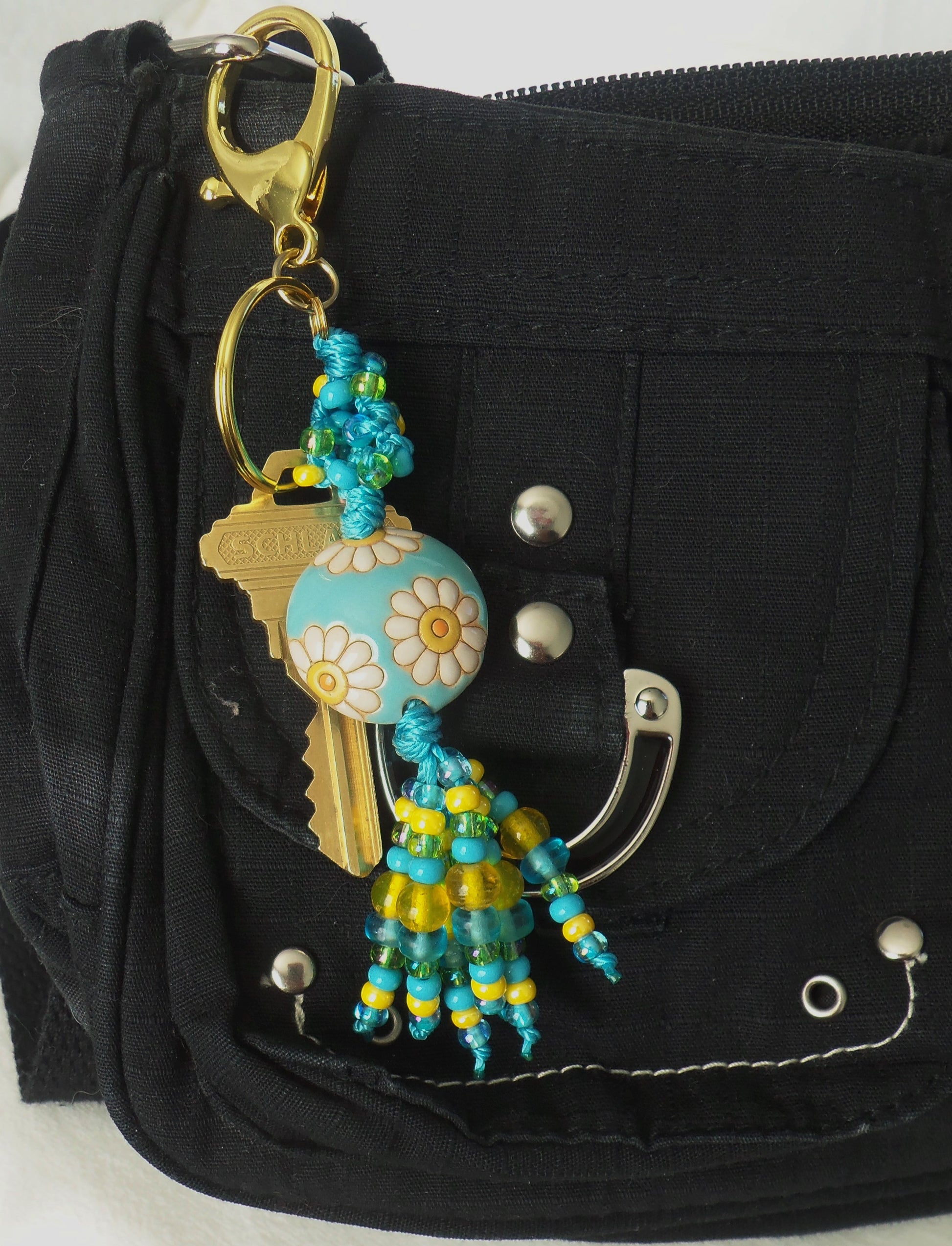 Blue & White Flower Beaded Clip-On Keychain - Juicybeads Jewelry