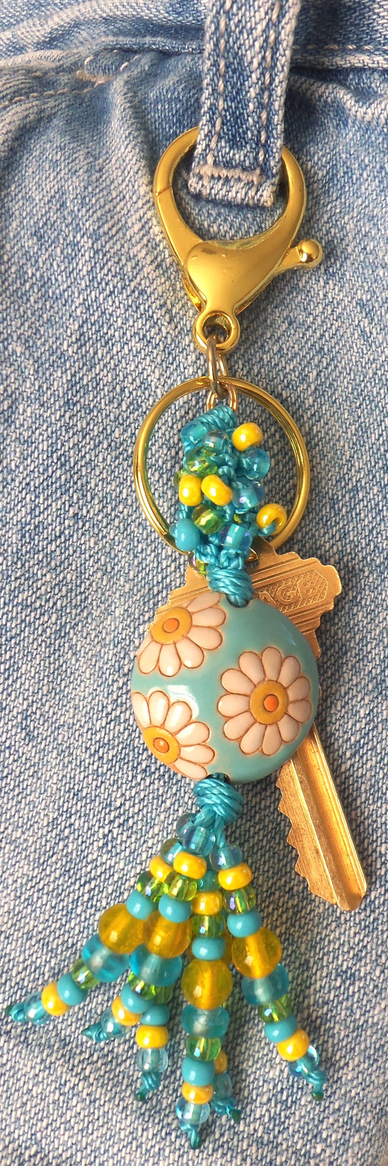 Blue & White Flower Beaded Clip-On Keychain - Juicybeads Jewelry